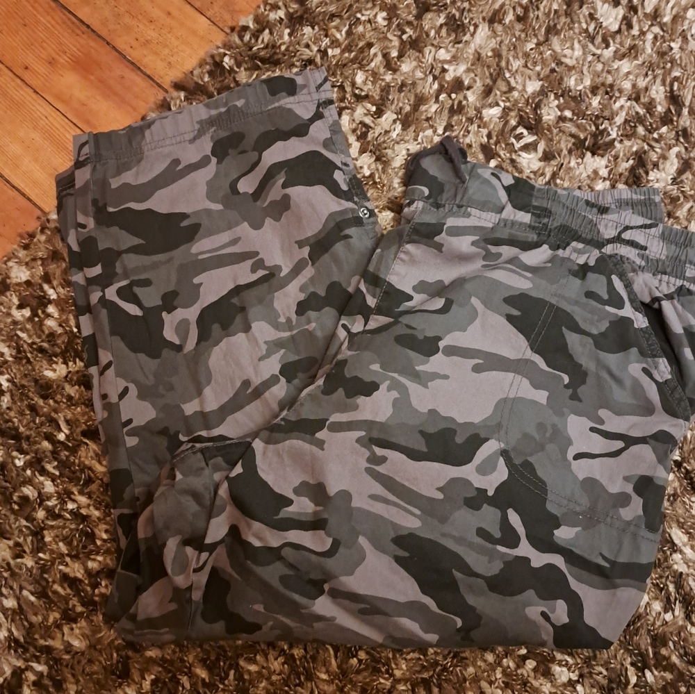 Plus Size Camo Crops
